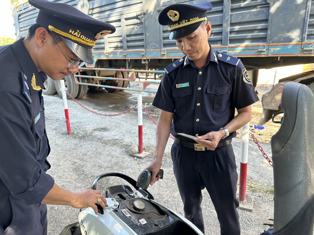 Hoạt động kiểm soát phương tiện XNC tại cửa khẩu quốc tế Thường Phước (Đồng Tháp). Ảnh: T.H