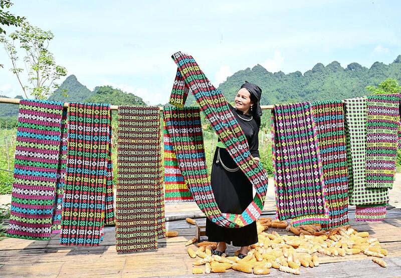 Việc gắn kết với du lịch văn hóa – sinh thái sẽ giúp thổ cẩm có thêm “đất sống”
