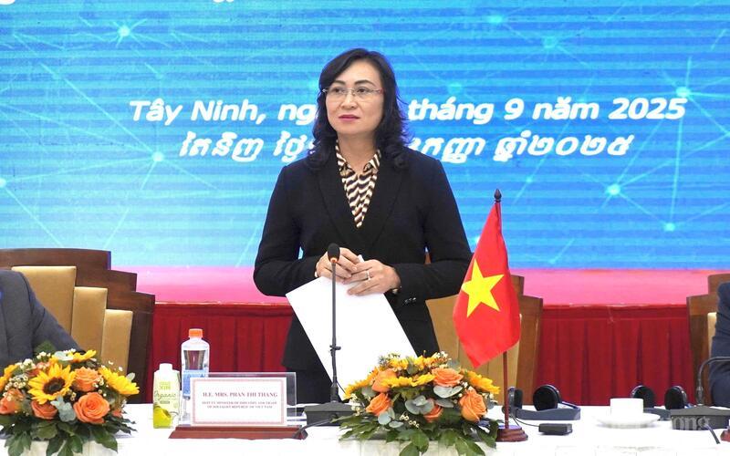 Thứ trưởng Bộ Công Thương Phan Thị Thắng phát biểu bế mạc hội nghị. Ảnh: Nguyễn Ngọc
