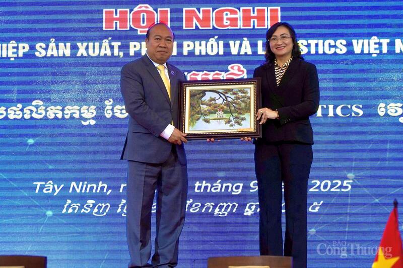 Thứ trưởng Bộ Công Thương Phan Thị Thắng tặng quà lưu niệm cho Ngài Tith Rithipol, Phó Quốc vụ Khanh Bộ Thương mại Campuchia. Ảnh: Nguyễn Ngọc