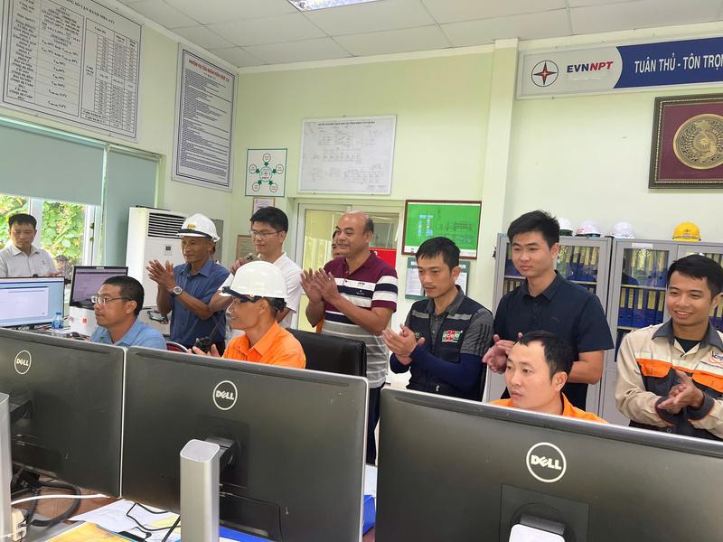 Đại diện NPTPMB cùng các đơn vị liên quan chứng kiến thời khắc đóng điện của dự án.
