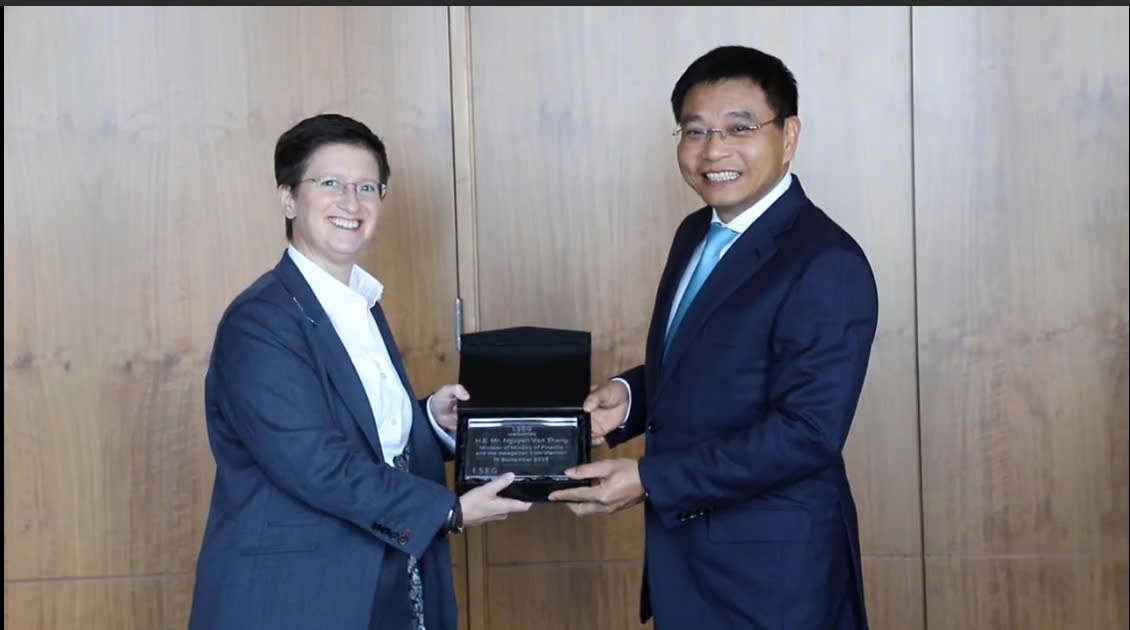 Bộ trưởng Nguyễn Văn Thắng v&agrave; b&agrave; Julia Hoggett trao qu&agrave; lưu niệm.