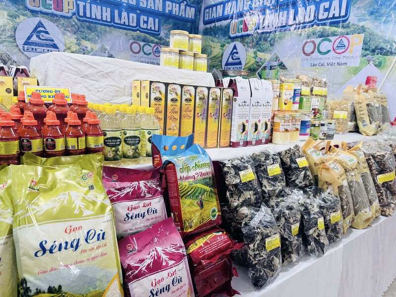 Sản phẩm nông sản, đặc sản Lào Cai tham gia phiên chợ.