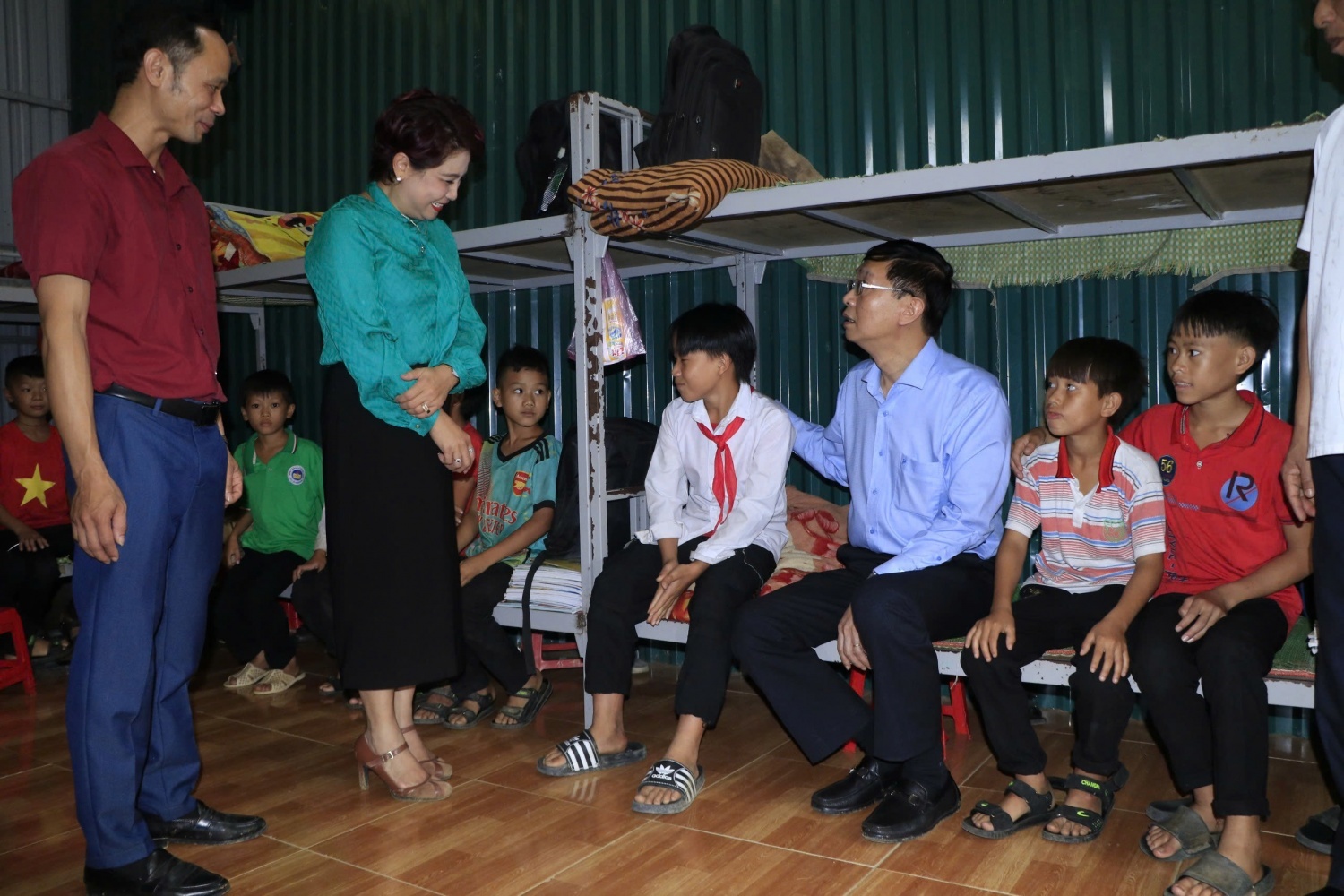 Ông Trần Quang Dũng - Phó Bí thư thường trực Đảng ủy Tập đoàn Dầu khí Quốc gia Việt Nam thăm hỏi điều kiện sinh hoạt, học tập của các em học sinh tại trường