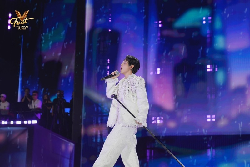 Ca sĩ Vũ Cát Tường với màn biểu diễn đầy thu hút.