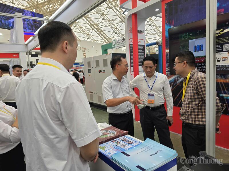 Nhiều khách hàng đã quan tâm tìm hiểu sản phẩm kinh kiện, phụ tùng cho phương tiện vận tải do VEAM sản xuất