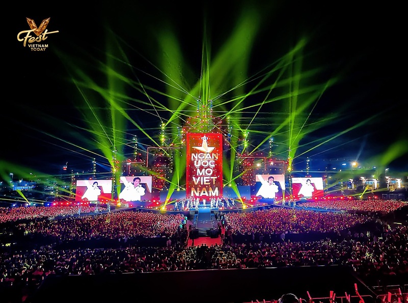 Sân khấu hoành tráng của V Fest - Vietnam Today.