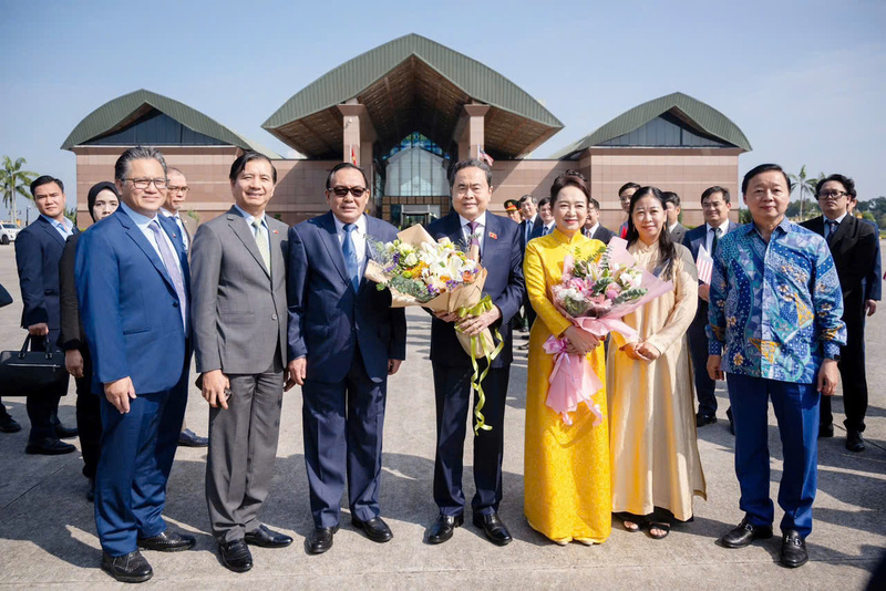 Chủ tịch Thượng viện Malaysia ra tận chuyên cơ tiễn Chủ tịch Quốc hội Trần Thanh Mẫn và Phu nhân cùng Đoàn đại biểu cấp cao Việt Nam, thể hiện sự coi trọng đặc biệt chuyến thăm. Ảnh: VPQH