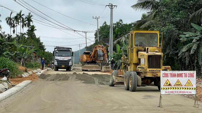 Dự án đường liên kết vùng miền Trung sử dụng vốn ODA Hàn Quốc có tổng mức đầu tư 1.059,8 tỷ đồng, được đề xuất gia hạn đến 2027 do chậm giải phóng mặt bằng. Ảnh: Nguyễn Dương.