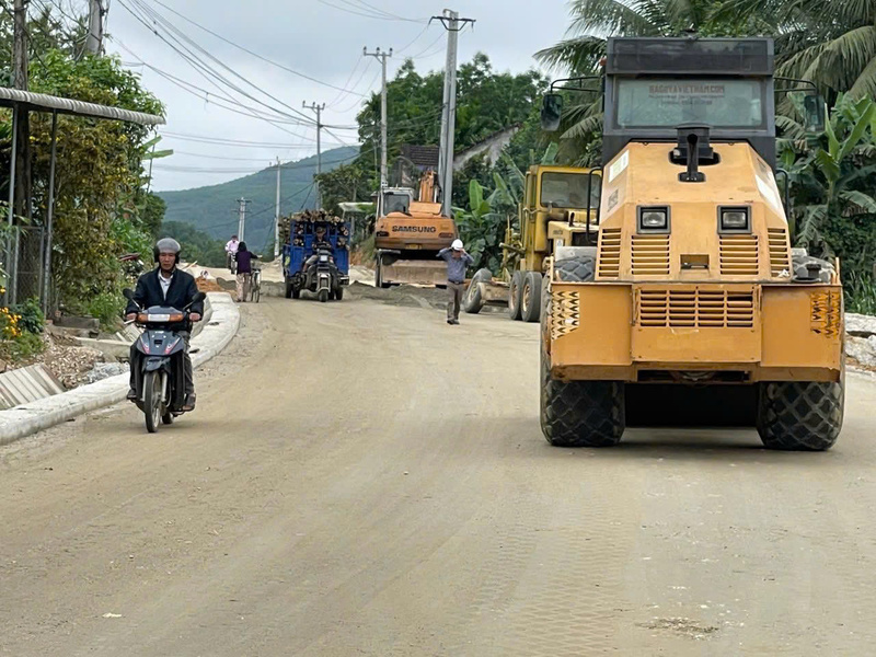 Nhiều dự án đang triển khai gặp khó khăn trong việc giải phóng mặt bằng. Ảnh: Nguyễn Dương.