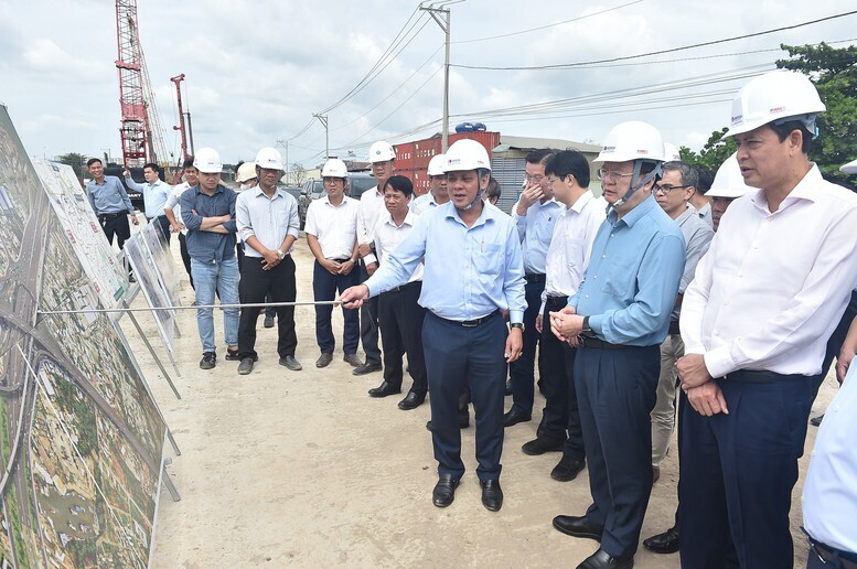 Phó Thủ tướng Mai Văn Chính kiểm tra điểm giao Tân Vạn - Ảnh: VGP/Giang Thanh