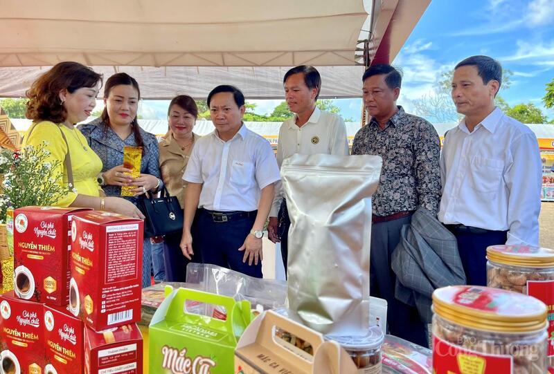 Phiên chợ biên giới tỉnh Gia Lai với tỉnh Ratanakiri (Campuchia). Ảnh: Hiền Mai