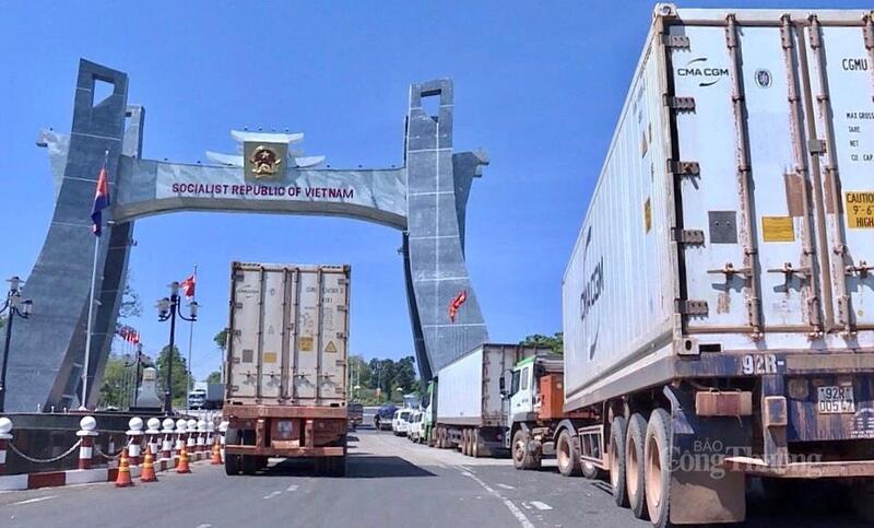 Xe chở hàng hóa từ Campuchia nhập khẩu sang Việt Nam thông qua Cửa khẩu Quốc tế Lệ Thanh. Ảnh: Hoàng Phát