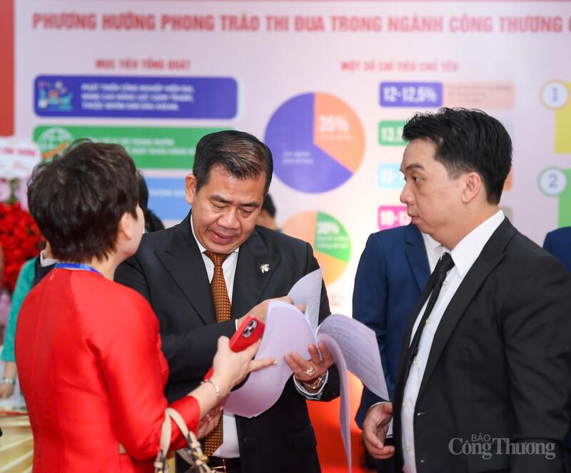 Các đại biểu trao đổi thảo luận bên lề Đại hội.