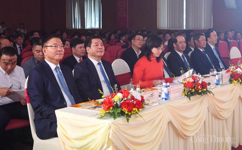 Phó Thủ tướng Lê Thành Long và Bộ trưởng Bộ Công Thương Nguyễn Hồng Diên tại Đại hội.