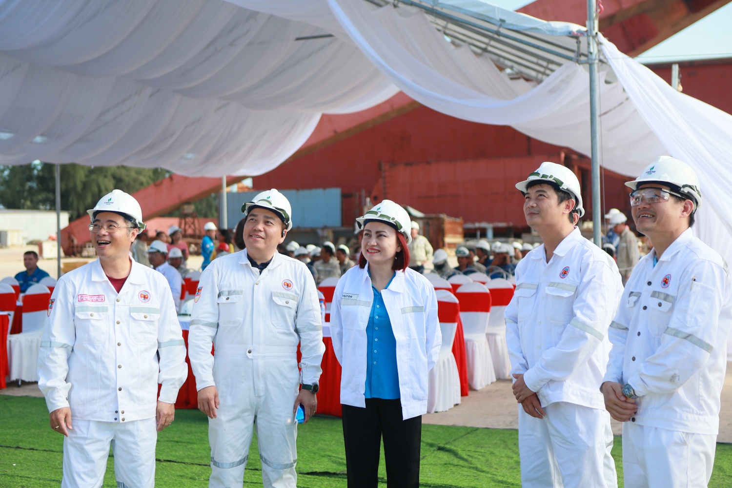 Bà Nghiêm Thùy Lan - Chủ tịch Công đoàn Petrovietnam cùng các đại diện thuộc Vietsovpetro trao đổi các thông tin về tàu FSO Chí Linh. Bà Nghiêm Thùy Lan - Chủ tịch Công đoàn Petrovietnam cùng các đại diện thuộc Vietsovpetro trao đổi các thông tin về tàu FSO Chí Linh.