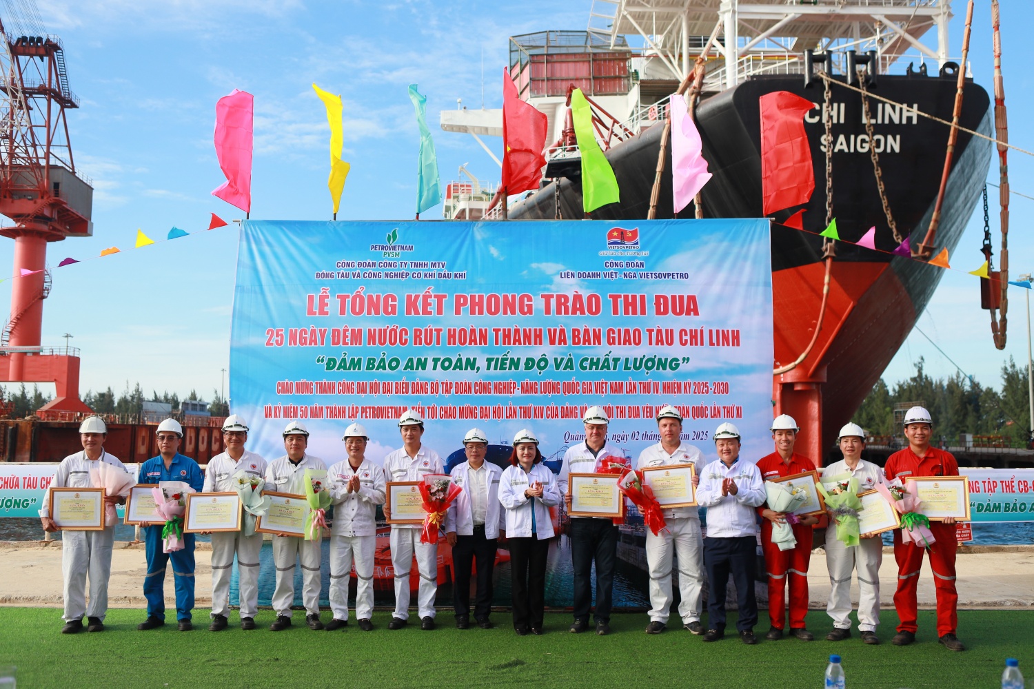 Lãnh đạo Công đoàn PVN và PVSM tặng Bằng khen cho Tập thể VSP đạt thành tích trong phong trào thi đua Lãnh đạo Công đoàn PVN và PVSM tặng Bằng khen cho Tập thể VSP đạt thành tích trong phong trào thi đua