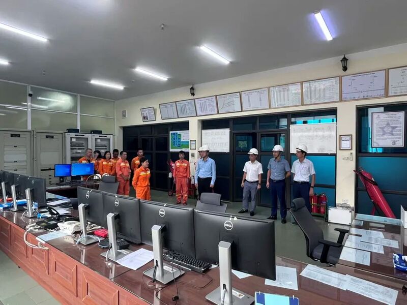 Phó Tổng giám đốc EVNNPT Lưu Việt Tiến (thứ 4 từ bên phải sang) nghe báo cáo tình hình vận hành và chuẩn bị ứng phó bão số 11 tại Phòng điều khiển Trạm biến áp 500kV Quảng Ninh