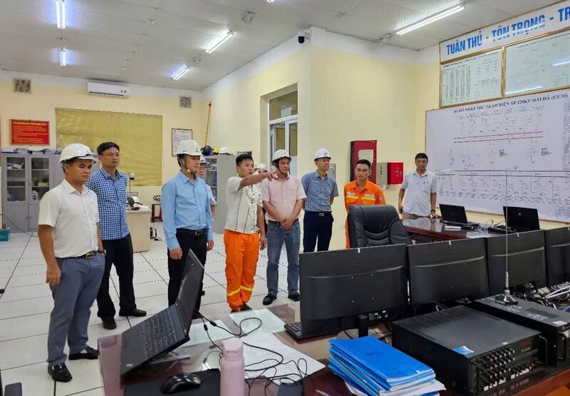 Phó Tổng giám đốc EVNNPT Lưu Việt Tiến (thứ 3 từ trái sang) nghe báo cáo tình hình vận hành và chuẩn bị ứng phó bão số 11 tại Trạm biến áp 220kV Hải Hà