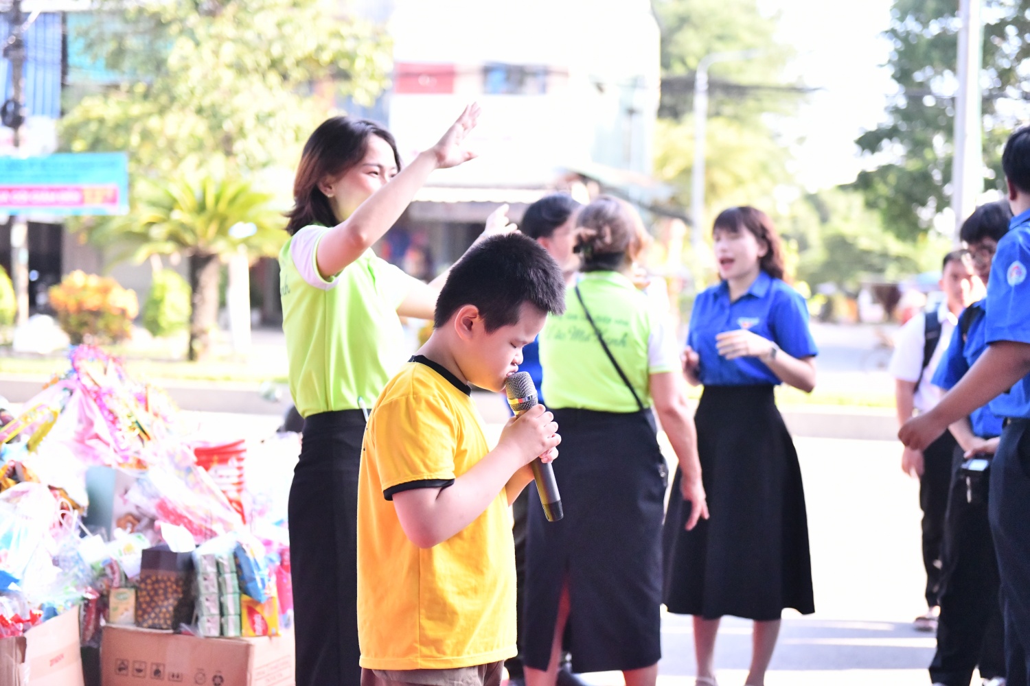 Tiết mục văn nghệ do em học sinh khuyết tật biểu diễn trong chương trình “Vui Trung thu” tại Trung tâm Can thiệp sớm và Giáo dục Trẻ khuyết tật Ước Mơ Xanh Tiết mục văn nghệ do em học sinh khuyết tật biểu diễn trong chương trình “Vui Trung thu” tại Trung tâm Can thiệp sớm và Giáo dục Trẻ khuyết tật Ước Mơ Xanh