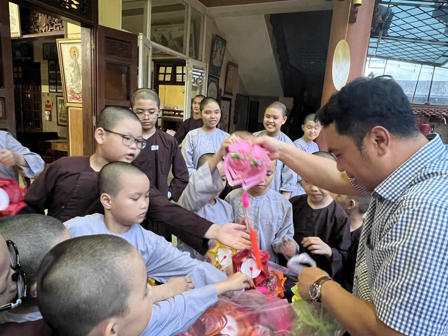 Các em nhỏ mồ côi được nuôi dưỡng tại Chùa Phổ Quang hân hoan đón nhận những phần quà Trung thu đầy yêu thương Các em nhỏ mồ côi được nuôi dưỡng tại Chùa Phổ Quang hân hoan đón nhận những phần quà Trung thu đầy yêu thương