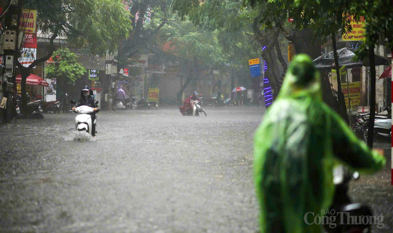 Mưa lớn kéo dài trong ngày hôm nay đã khiến nhiều tuyến đường và khu dân cư trên địa bàn Hà Nội rơi vào tình trạng ngập úng sâu, tiềm ẩn nguy cơ mất an toàn điện.