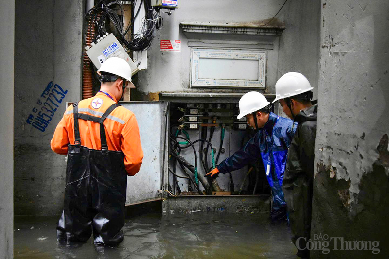 Lực lượng điện lực kiểm tra các trụ điện, mối nối tránh rò rỉ điện gây mất an toàn.