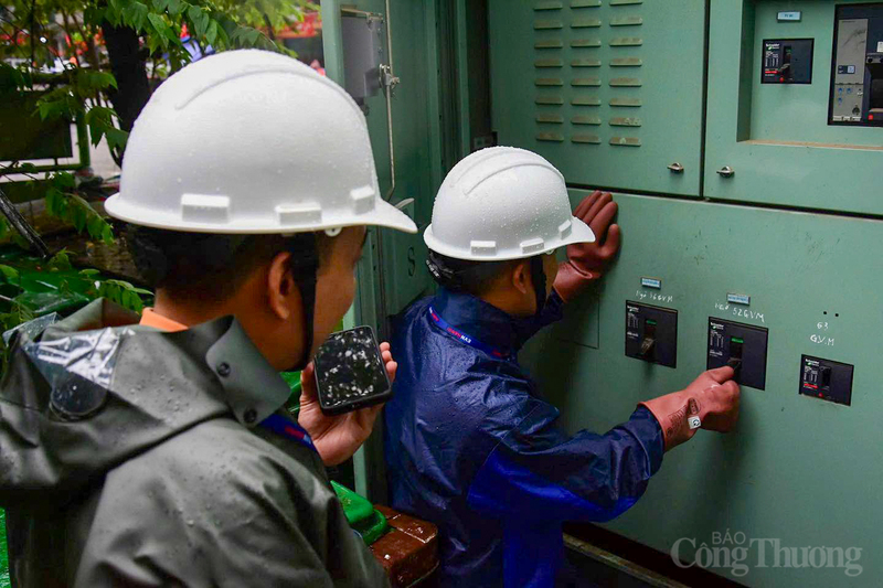 Cán bộ EVN HANOI đội mưa, đi từng ngõ nhỏ hướng dẫn dân vùng ngập - 10