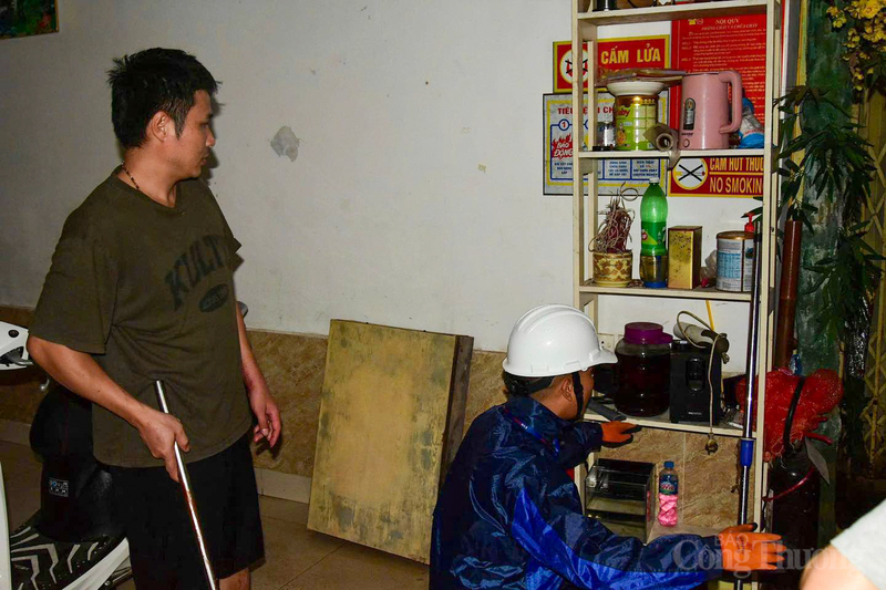 Các cán bộ, nhân viên điện lực trực tiếp kiểm tra, hướng dẫn người dân một cách tận tình, chu đáo.