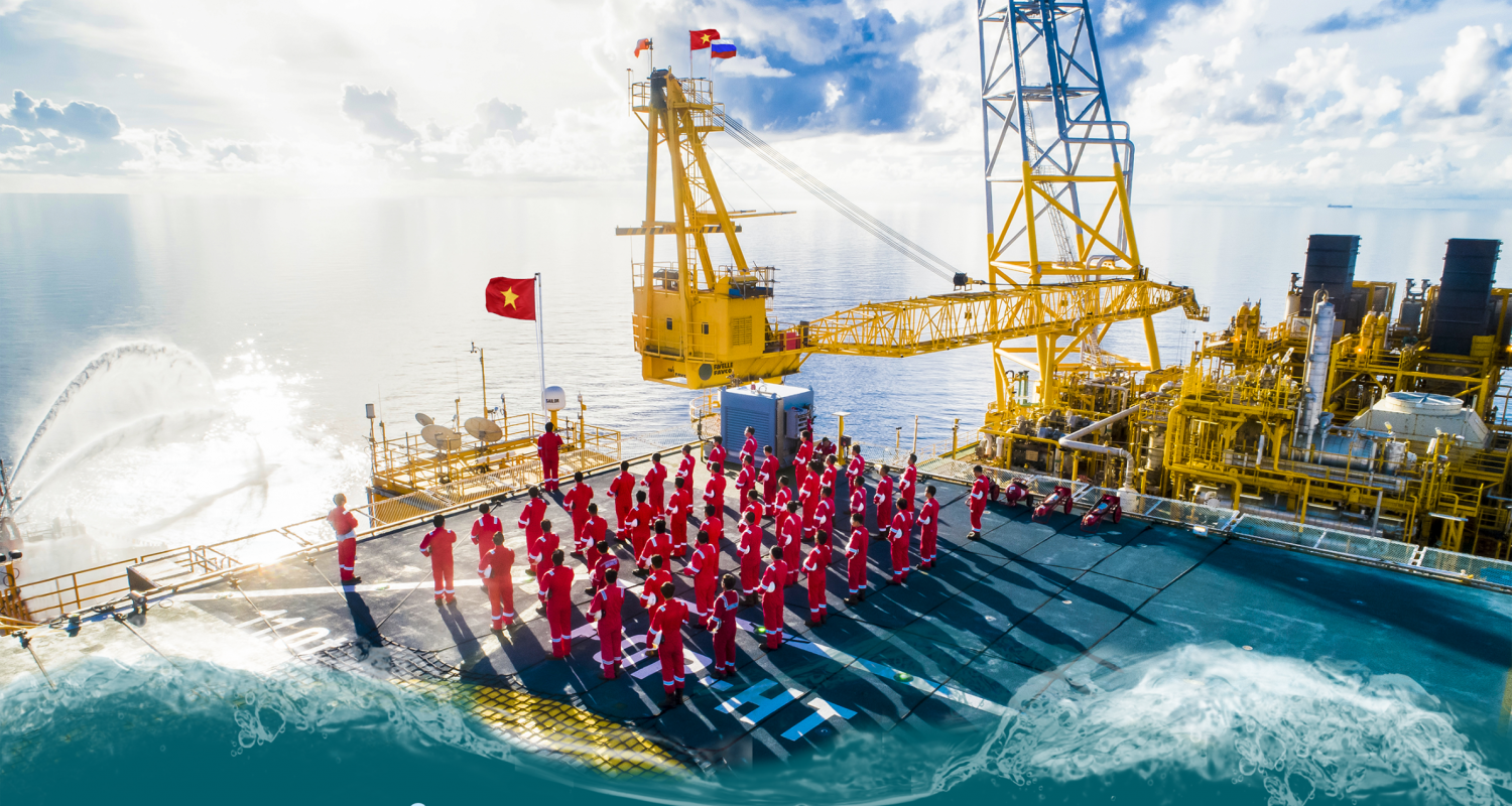 Cán bộ, đảng viên, người lao động BIENDONG POC thực hiện nghi thức chào cờ trên giàn PQP-HT Cán bộ, đảng viên, người lao động BIENDONG POC thực hiện nghi thức chào cờ trên giàn PQP-HT