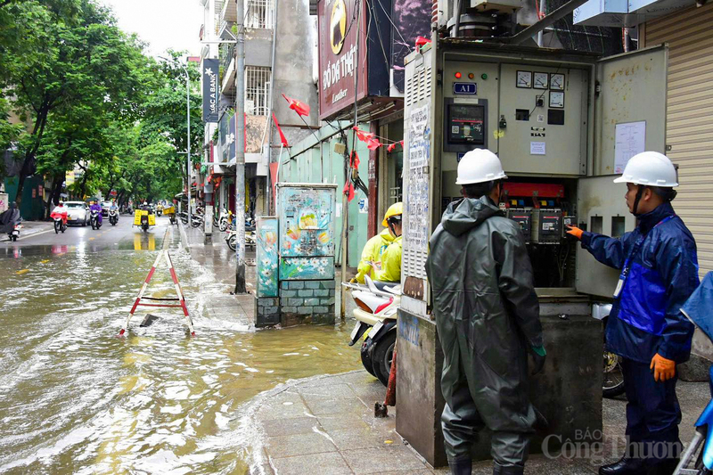 Ngay trong chiều 7/10, Tổng công ty Điện lực TP. Hà Nội (EVN HANOI) đã huy động lực lượng, triển khai đồng bộ các biện pháp ứng phó và trực tiếp đưa ra cảnh báo khẩn cấp tới người dân.