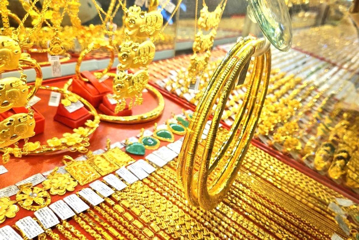 Giá vàng hôm nay 9/10/2025: Giá vàng SJC chạm mốc 142,5 triệu
