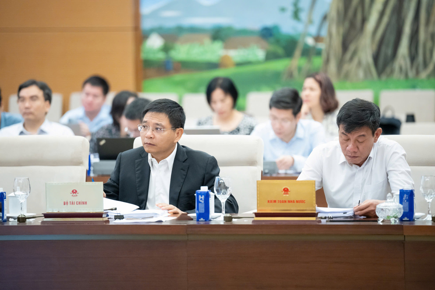 Bộ trưởng Bộ Tài chính Nguyễn Văn Thắng (bên trái) tại phiên họp.