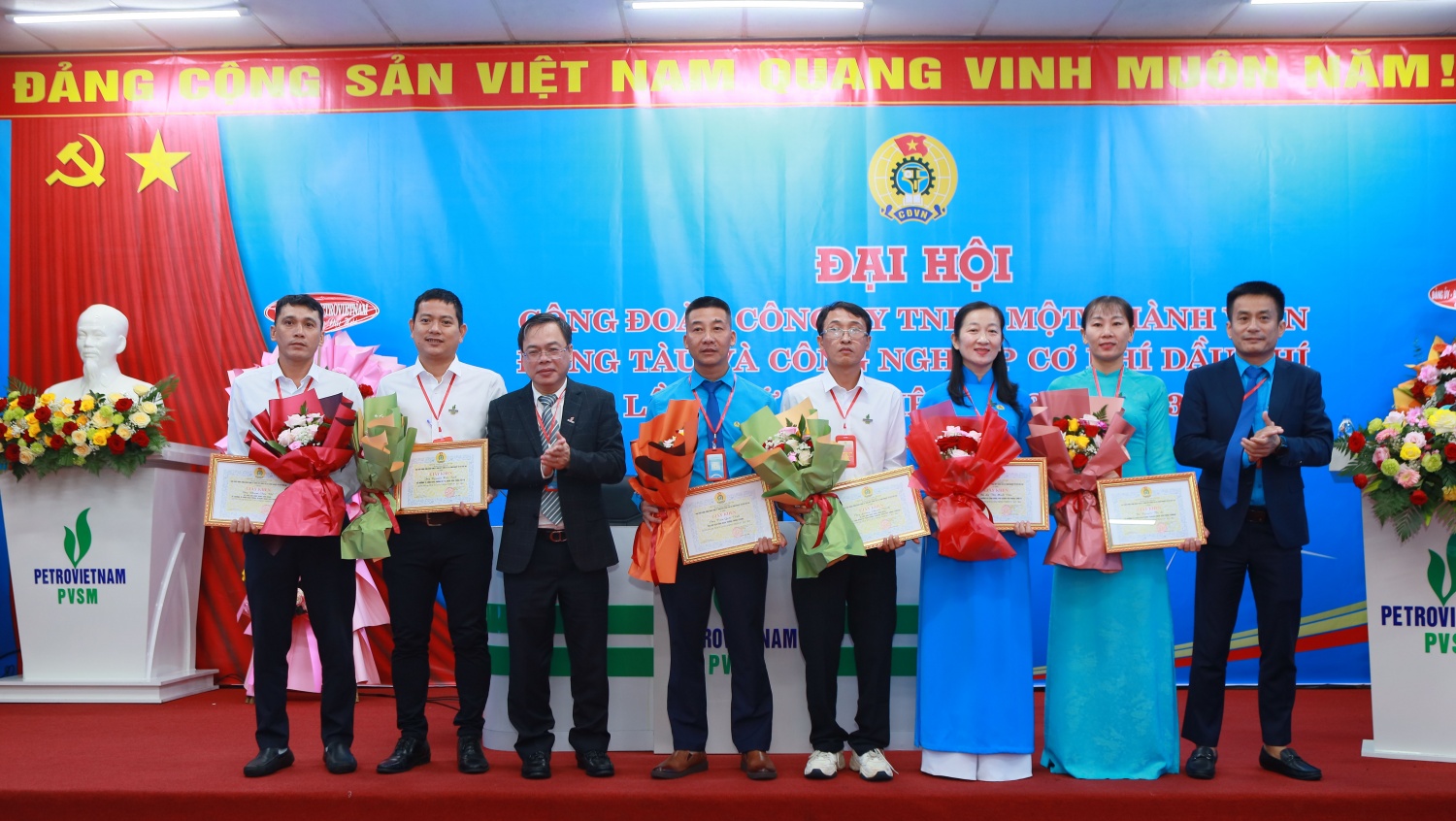 Đại diện Công ty PVSM và Công đoàn đơn vị trao tặng bằng khen cho các cá nhân đã có nhiều thành tích xuất sắc, đóng góp tích cực vào hoạt động của Công đoàn PVSM trong giai đoạn 2023 - 2025. Đại diện Công ty PVSM và Công đoàn đơn vị trao tặng bằng khen cho các cá nhân đã có nhiều thành tích xuất sắc, đóng góp tích cực vào hoạt động của Công đoàn PVSM trong giai đoạn 2023 - 2025.