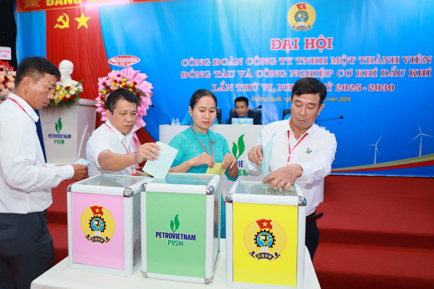 Các công đoàn viên bỏ phiếu bầu Ban Chấp hành Công đoàn PVSM nhiệm kỳ 2025 - 2030 và đoàn đại biểu tham dự Đại hội đại biểu Công đoàn Petrovietnam. Các công đoàn viên bỏ phiếu bầu Ban Chấp hành Công đoàn PVSM nhiệm kỳ 2025 - 2030 và đoàn đại biểu tham dự Đại hội đại biểu Công đoàn Petrovietnam.