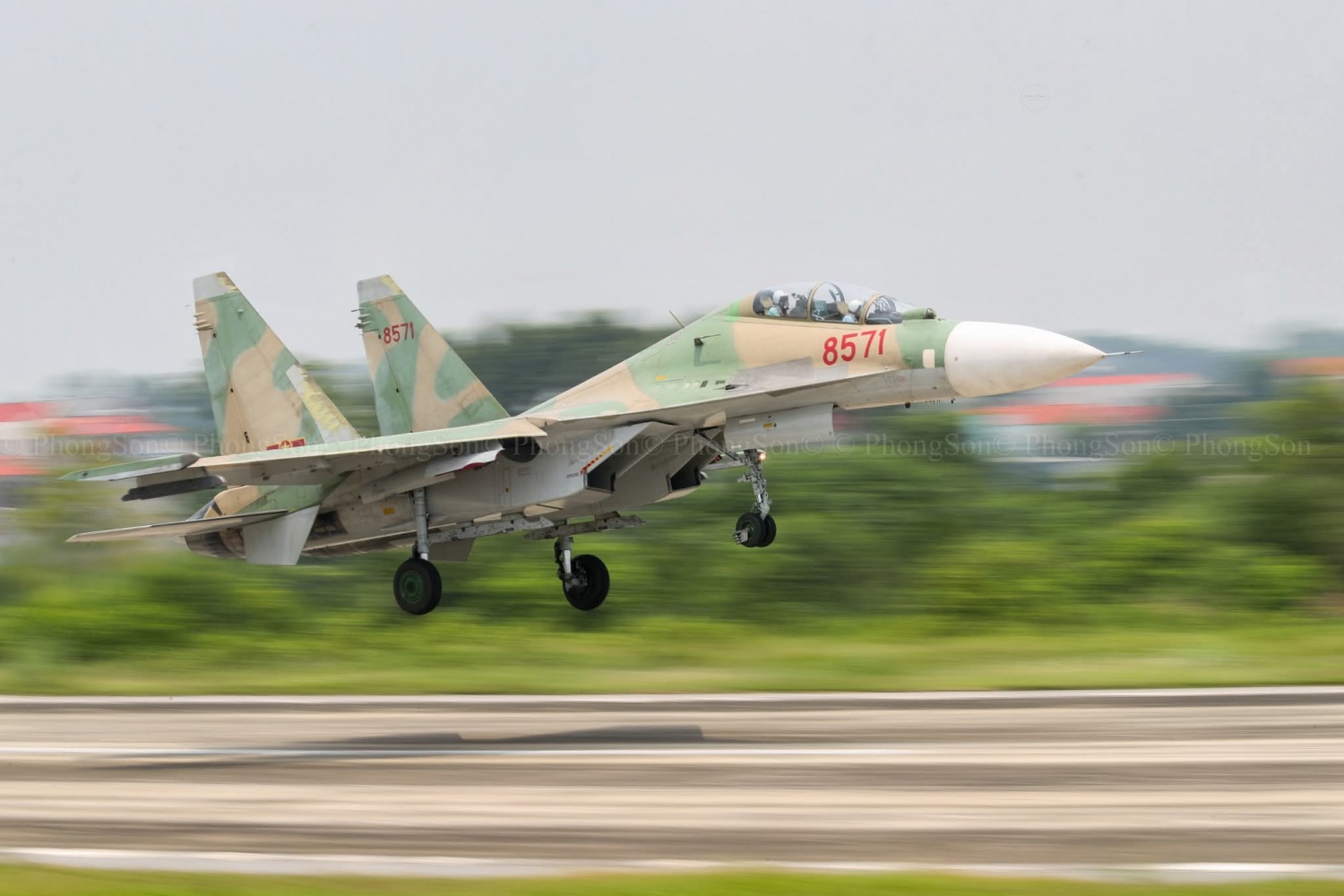 Với đặc thù luôn thay đổi độ cao, tốc độ... đột ngột trong quá trình chiến đấu, huấn luyện nên các yêu cầu kỹ thuật của nhiên liệu đặc chủng JET A1-K sử dụng cho tiêm kích SU30 MK2 là vô cùng khắt khe. Ảnh: Phong Sơn Với đặc thù luôn thay đổi độ cao, tốc độ... đột ngột trong quá trình chiến đấu, huấn luyện nên các yêu cầu kỹ thuật của nhiên liệu đặc chủng JET A1-K sử dụng cho tiêm kích SU30 MK2 là vô cùng khắt khe. Ảnh: Phong Sơn