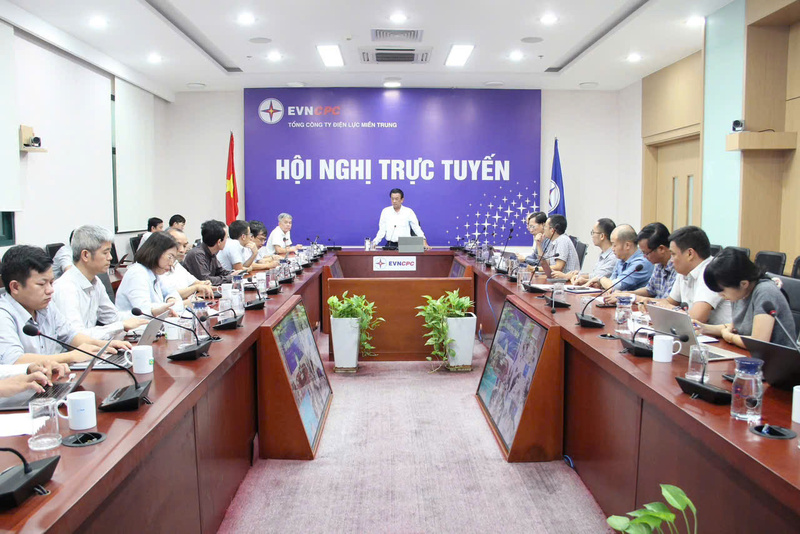 Tổng Công ty Điện lực miền Trung họp khẩn đánh giá ảnh hưởng của mưa lũ và ứng phó, khắc phục các sự cố điện, khôi phục cấp điện an toàn cho người dân. Ảnh: Nguyễn Phượng