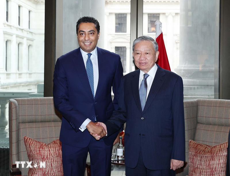 Tổng Bí thư Tô Lâm tiếp ông Saif Malik, Tổng giám đốc kiêm Giám đốc Khối Khách hàng Doanh nghiệp và Đầu tư, Ngân hàng Standard Charter tại Vương quốc Anh. Ảnh: Thống Nhất/TTXVN