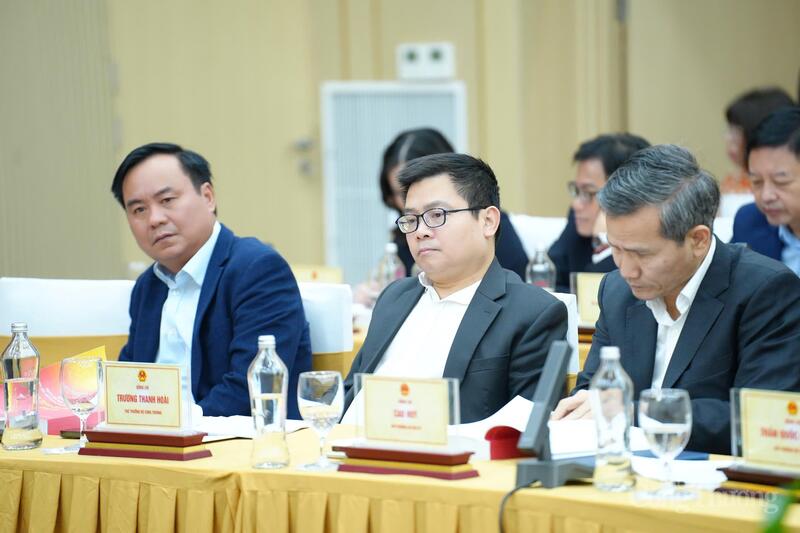 Thứ trưởng Bộ Công Thương Trương Thanh Hoài (ngổi giữa) tham dự hội thảo.