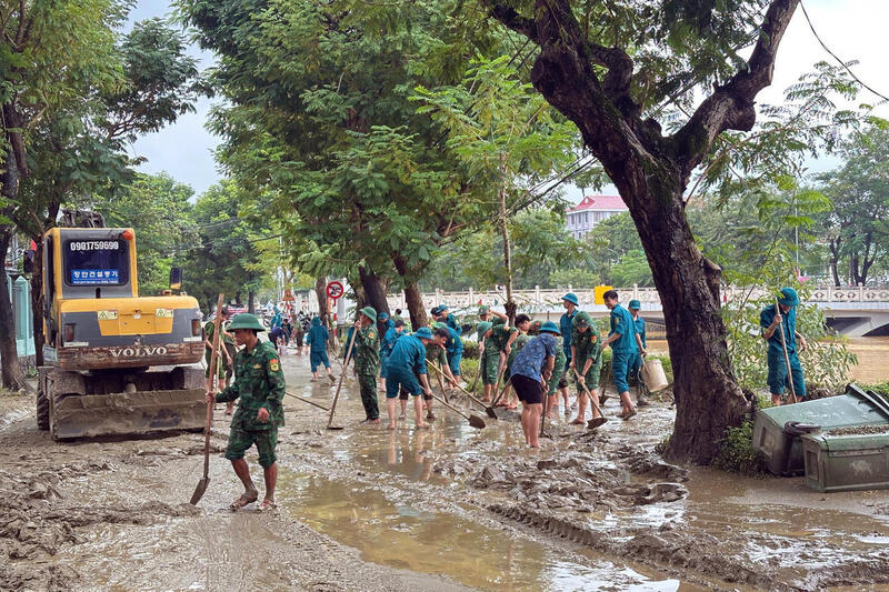 Bộ đội Biên phòng TP. Huế cùng với lực lượng chính quyền địa phương dọn dẹp tại đường Phan Chu Trinh, phường Thuận Hóa, TP. Huế. Ảnh: Chinhphu.vn