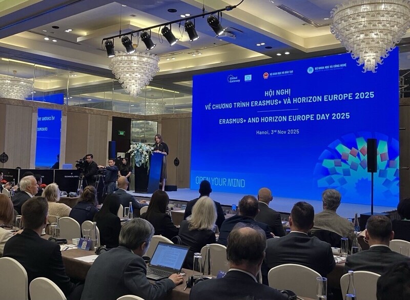 Quốc vụ khanh Bộ Khí hậu và Doanh nghiệp Thụy Điển phát biểu tại Hội nghị về Chương trình Erasmus+ và Horizon Europe 2025 thúc đẩy trao đổi nghiên cứu và giáo dục sau đại học giữa EU và Việt Nam, sáng 3/11 tại Hà Nội . Ảnh: Đại sứ quán Thuỵ Điển tại Việt Nam