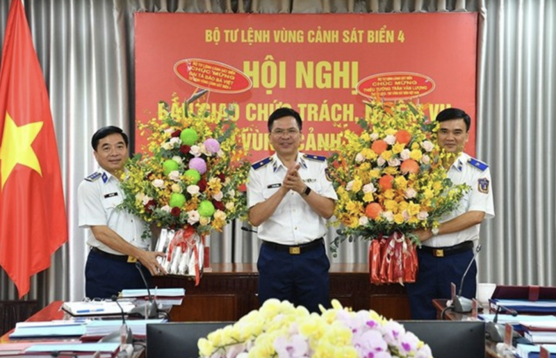 Thiếu tướng Lê Đình Cường, Tư lệnh Cảnh sát biển Việt Nam chúc mừng Thiếu tướng Trần Văn Lượng và Đại tá Đào Bá Việt. Ảnh: VGP
