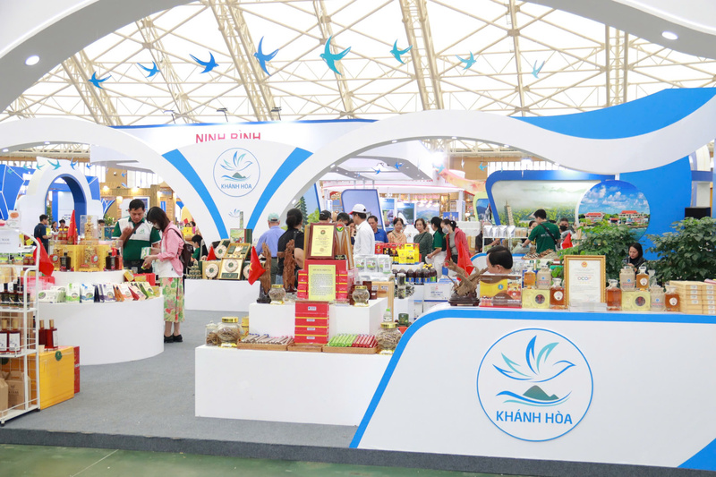 Các doanh nghiệp tiêu biểu của Khánh Hòa mang đến Hội chợ những sản phẩm gắn liền với thương hiệu xứ Trầm Hương. (Ảnh: PV)