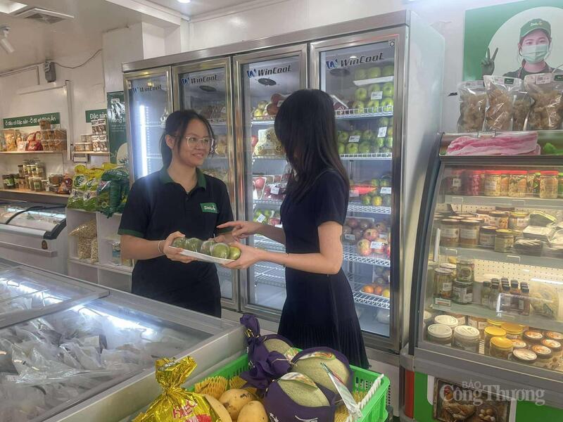 Người dân tranh thủ mua sắm khi các mặt hàng được giảm giá sâu.