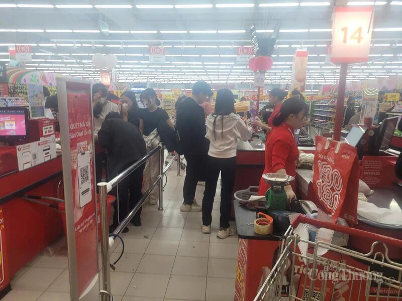 Khách nhộn nhịp mua sắm tại GO Thăng Long chiều 02/11.