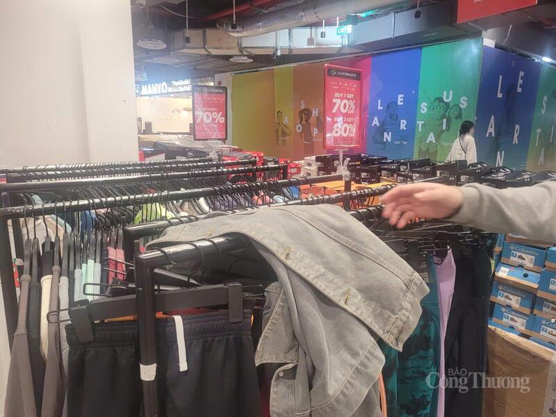 Các sản phẩm thời trang tại GO Thăng Long giảm sâu tới 70% nếu mua theo combo.