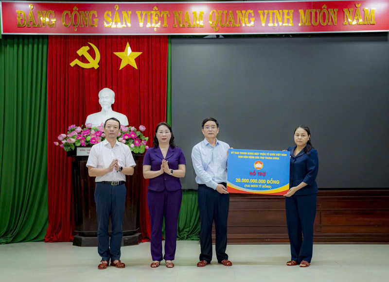 Bà Nguyễn Thị Thu Hà trao 20 tỉ đồng cho nhân dân thành phố Huế khắc phục hậu quả thiên tai, lũ lụt. Ảnh: Nguyễn Tuấn