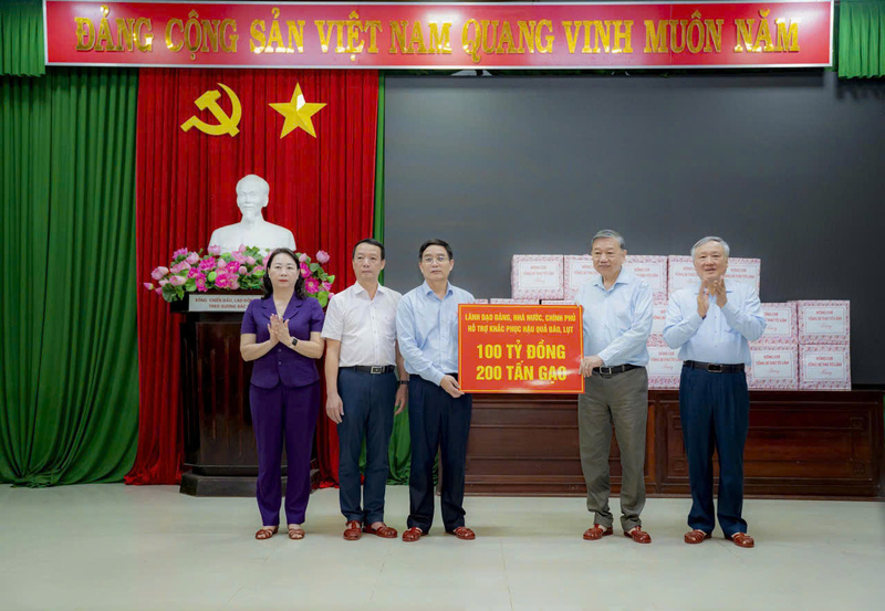 Tổng Bí thư Tô Lâm thay mặt Lãnh đạo Đảng, Nhà nước, Chính phủ hỗ trợ 100 tỷ đồng, 200 tấn gạo giúp chính quyền và nhân dân thành phố Huế khắc phục hậu quả lũ lụt vừa qua. Ảnh: Nguyễn Tuấn