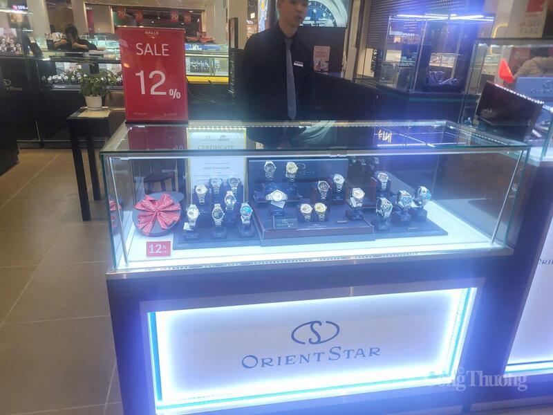 Nhiều sản phẩm giảm giá hút khách tiêu dùng dịp cuối năm.