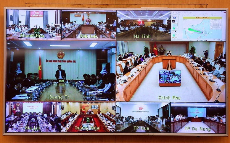 Lãnh đạo một số địa phương báo cáo về công tác khắc phục hậu quả mưa lũ và khẩn trương chuẩn bị ứng phó với bão số 13. Ảnh: VGP/Minh Khôi.